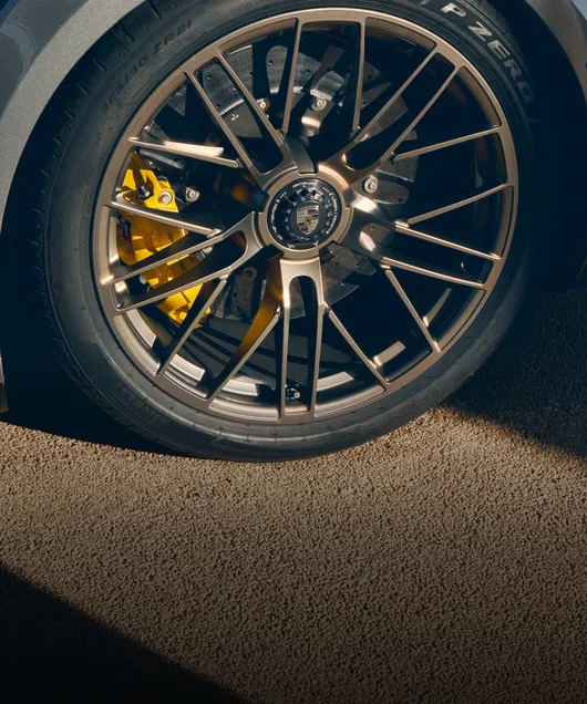 保时捷 911 Turbo S 上采用 Turbonite 涂漆并配备中央锁止装置的 911 Turbo 车轮的细节图。