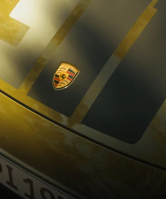 保时捷 911 Spirit 70 前盖上历史悠久的 1963 年保时捷盾徽的细节图