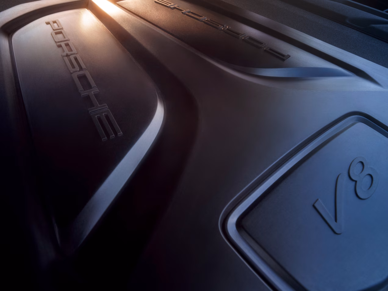 保时捷 Cayenne Turbo GT：发动机舱盖下方的 V8 徽标视图