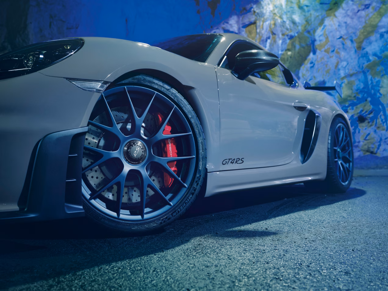 Detailansicht der 20-Zoll 718 Cayman GT4 RS Magnesium-Schmiederäder beim Porsche 718 Cayman GT4 RS mit Weissach-Paket.