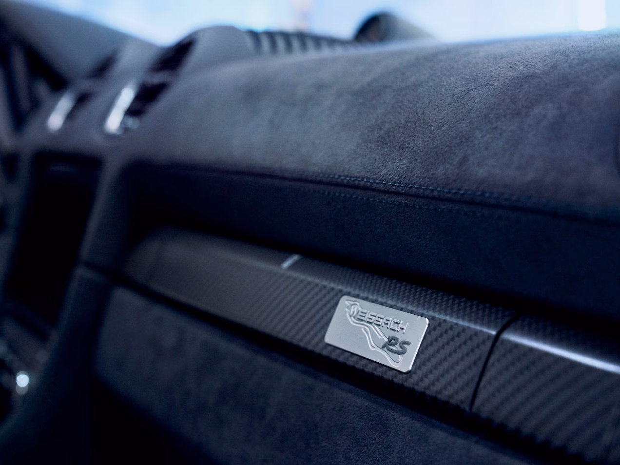 配备魏斯阿赫组件的保时捷 718 Cayman GT4 RS 内饰的魏斯阿赫 RS 徽标特写。