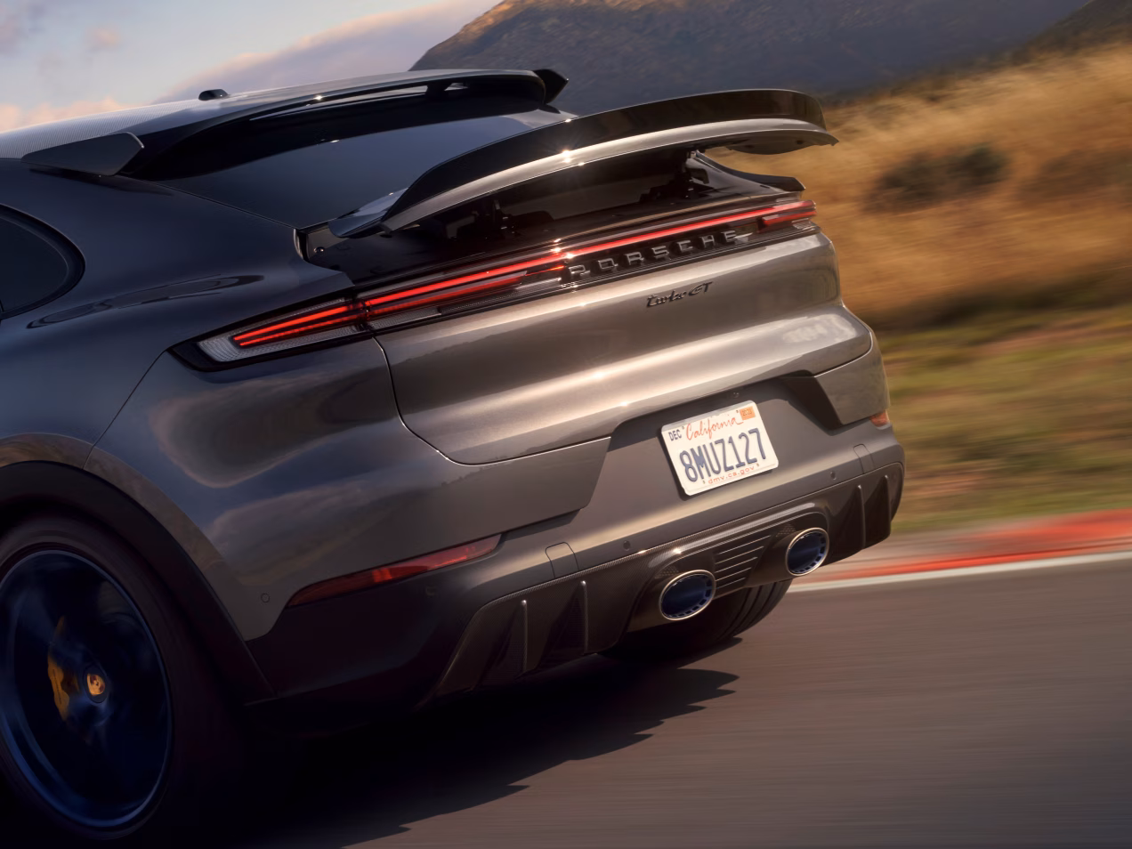 石英灰金属漆车身的新款保时捷 Cayenne Turbo GT 钛运动型排气系统的细节图。