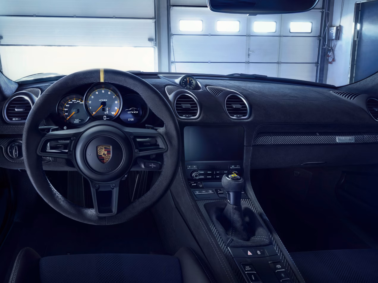 保时捷 718 Cayman GT4 RS 驾驶室的内部照片。