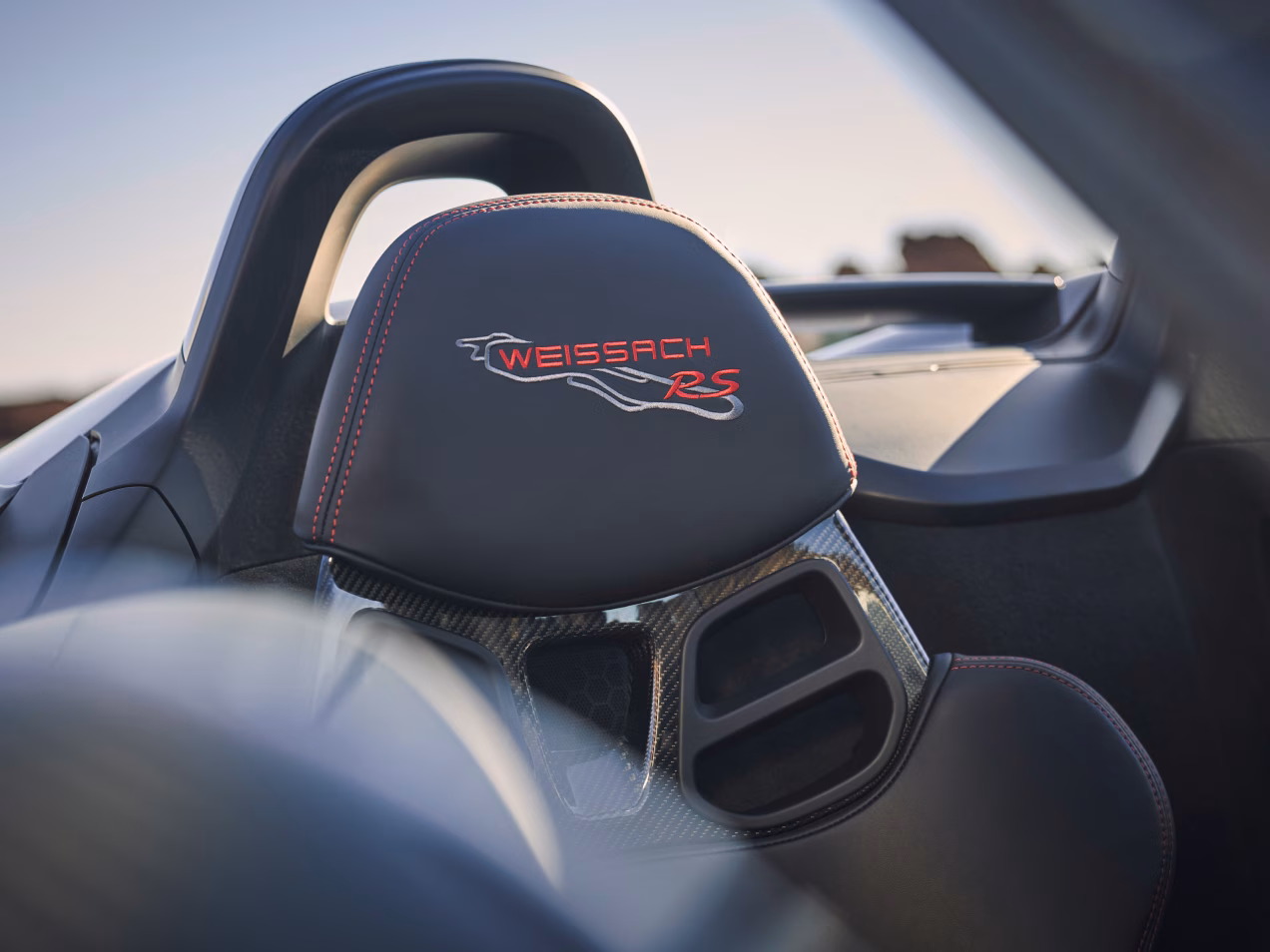 保时捷 718 Spyder RS 的 “Weissach RS” 标志细节图。