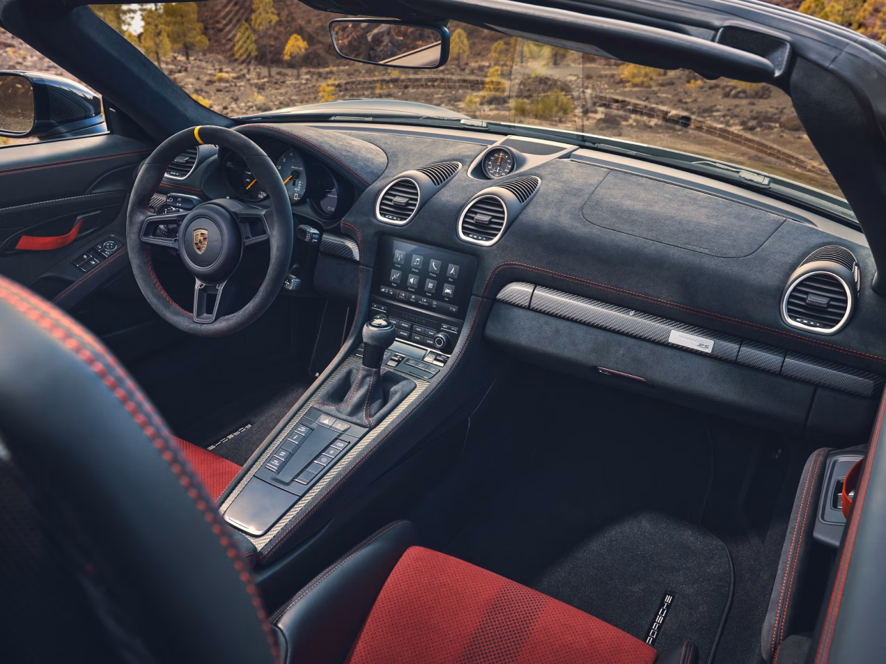 Detailansicht des Dashboards beim Porsche 718 Spyder RS mit Weissach-Paket.