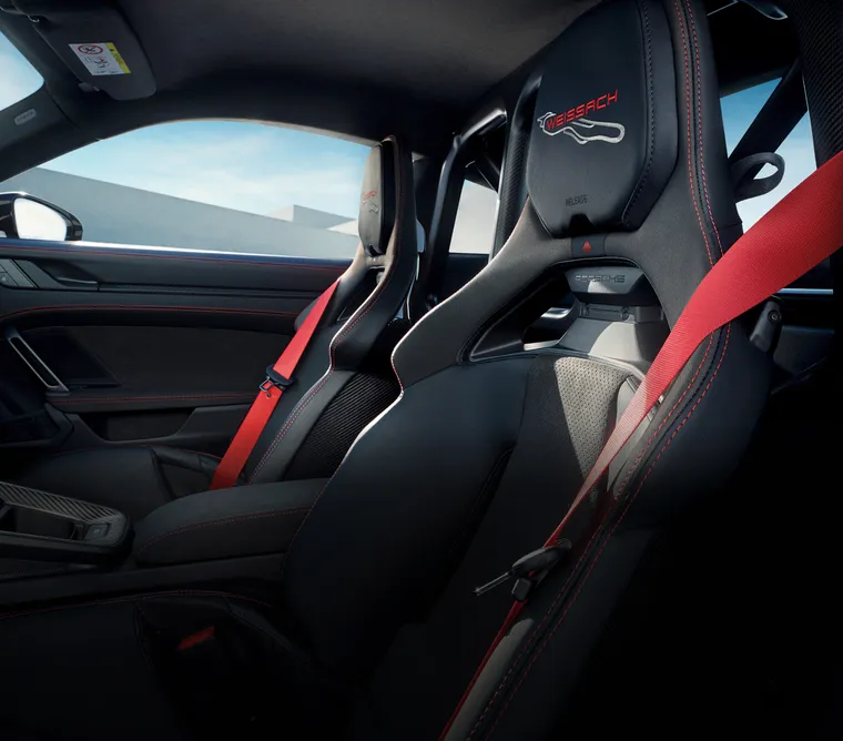 保时捷 911 GT3 可折叠轻质桶型运动座椅的图片。
