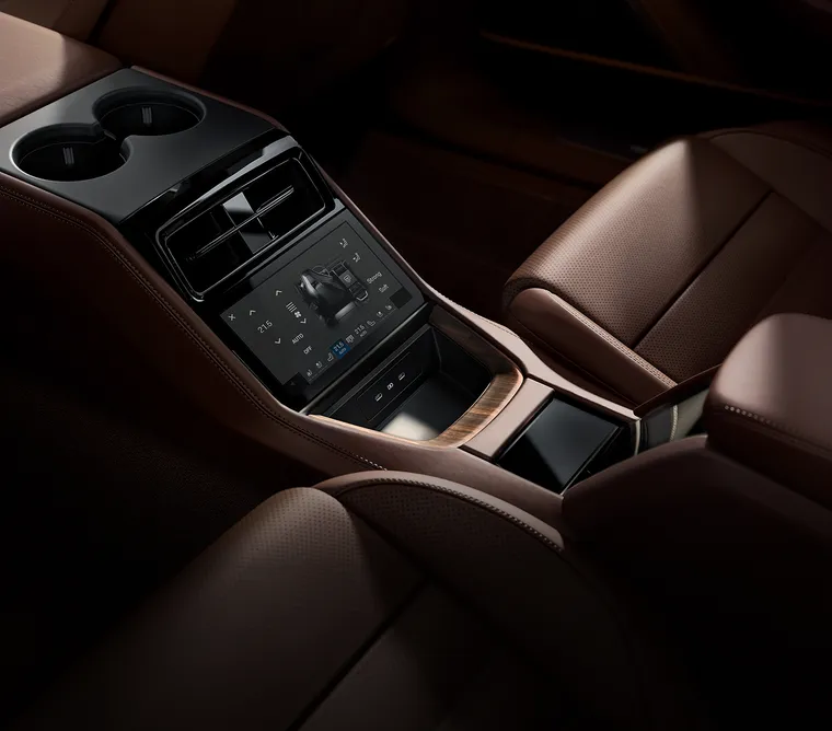 保时捷 Panamera 4 E-Hybrid 行政加长版：带触摸式显示屏的后部中控台特写