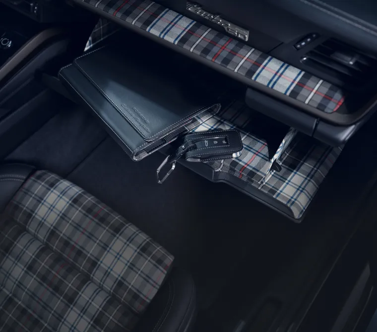 保时捷 911 Turbo 50 周年纪念版车型内饰中苏格兰格纹元素视图 