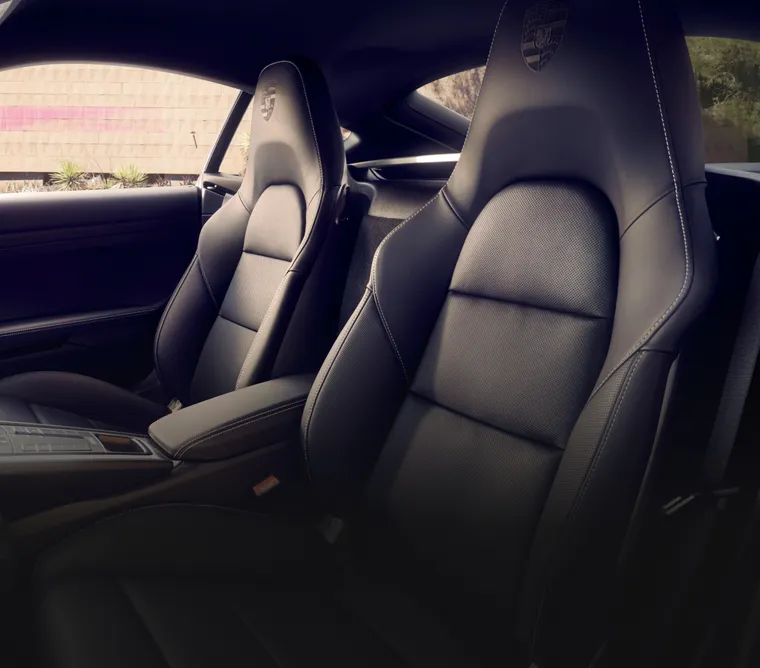 保时捷 718 Cayman Style Edition 内饰：运动型座椅头枕上的保时捷盾徽压花特写