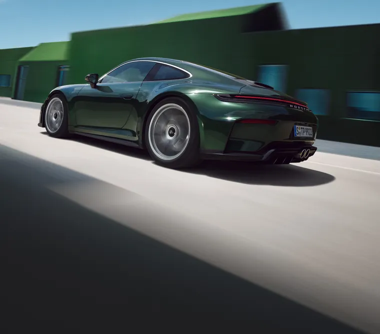 行驶中的橡树绿 Neo 金属漆保时捷 911 GT3 with Touring Package 后视图和侧视图。