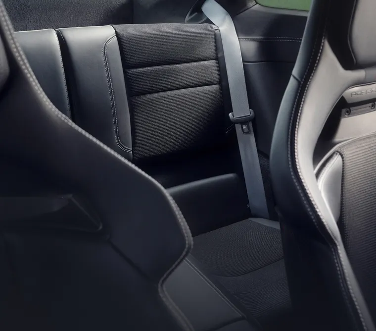 保时捷 911 GT3 with Touring Package 后排座椅系统的图片。