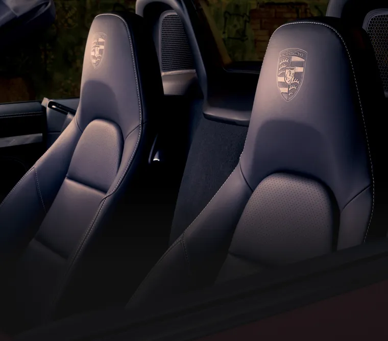 保时捷 718 Boxster Style Edition 内饰：座椅头枕带保时捷盾徽的座椅细节图