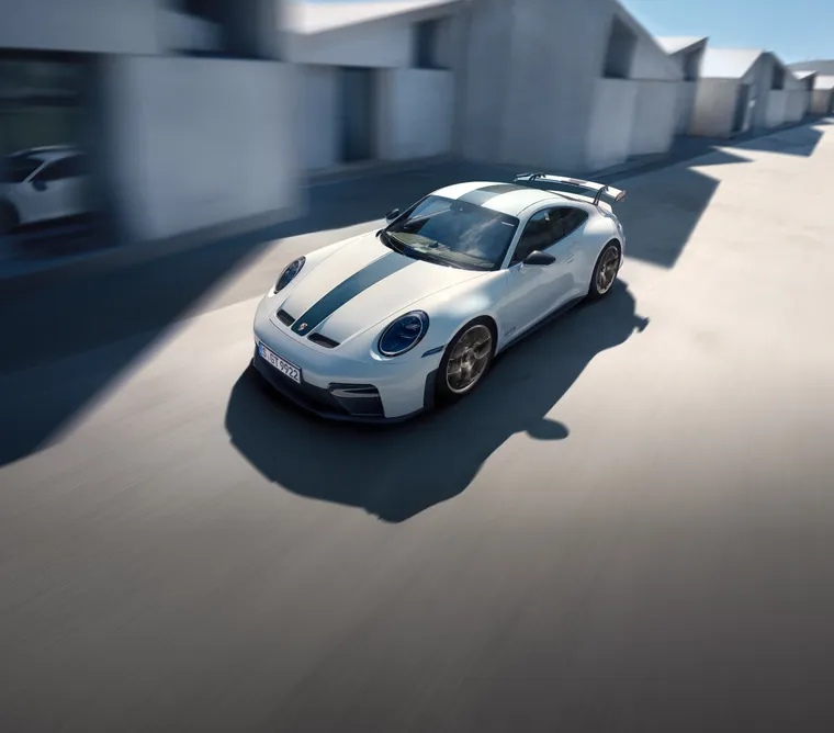 行驶中的搭载魏斯阿赫组件的白色保时捷 911 GT3 正视图。