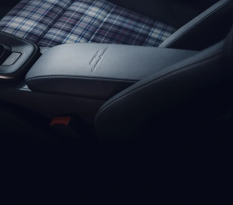 配备 Heritage Design 组件的保时捷 911 Turbo 50 周年纪念版车型储物箱盖上的 “Porsche Exclusive Manufaktur” 压花细节图  