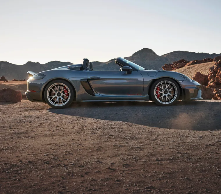 Porsche 718 Spyder RS in Vanadiumgraumetallic, von der Seite / im Profil sichtbar. Flyline gut erkennbar.