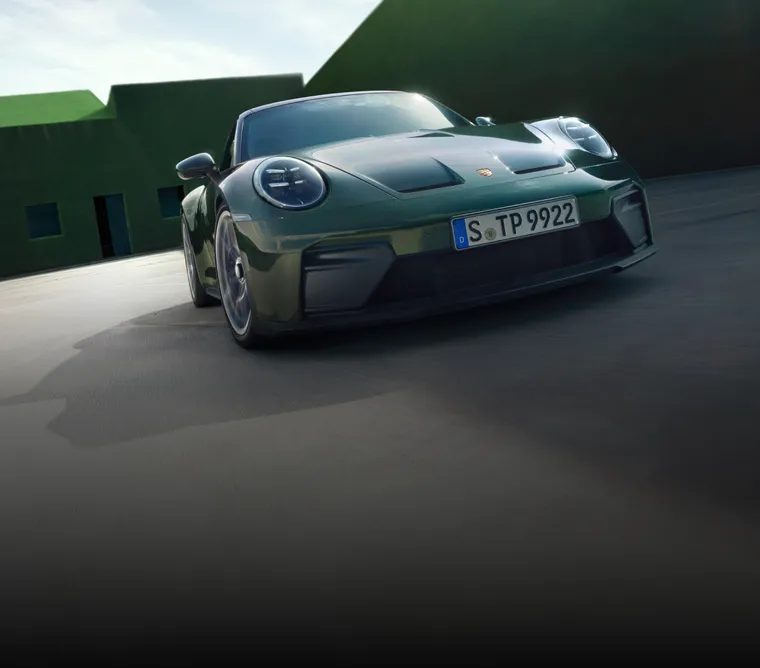 橡树绿 Neo 金属漆保时捷 911 GT3 with Touring Package 前视图和侧视图。