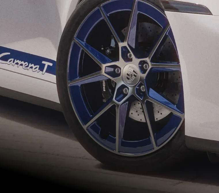 保时捷 911 Carrera T 上带有单色盾徽的 Carrera S 车轮细节图