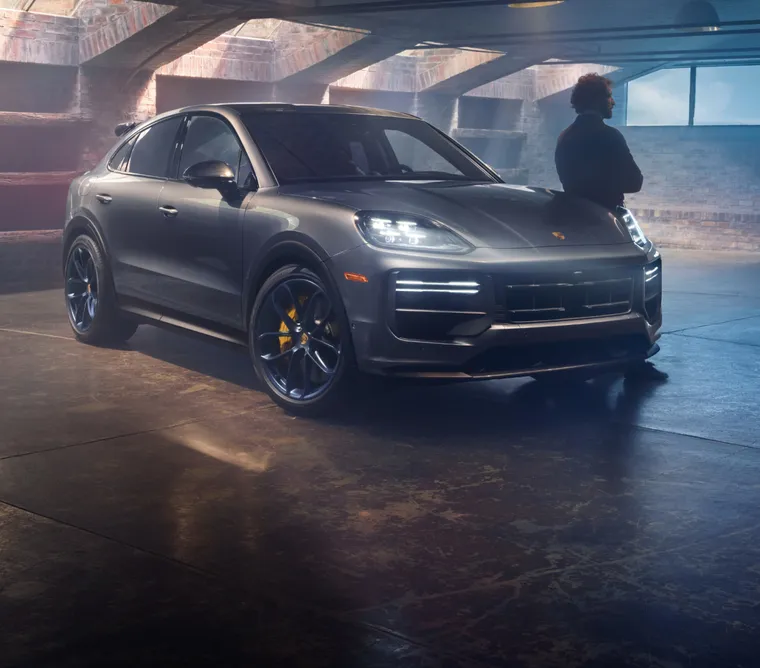 石英灰金属漆车身的保时捷 Cayenne Turbo GT 车头和侧面视图