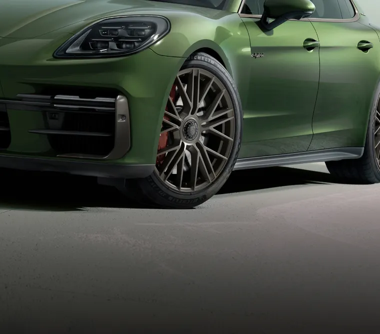 Detailed view of the 21-inch wheel with central locking on the Porsche Panamera Turbo E-Hybrid Executive.