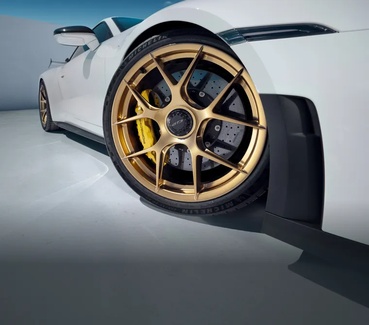 搭载魏斯阿赫组件的保时捷 911 GT3 上加利福尼亚金色（高光）轻质锻造镁合金车轮的细节图。