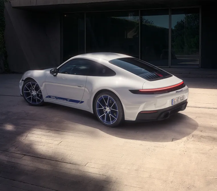 View of the opened door with reduced insulation on the Porsche 911 Carrera T.