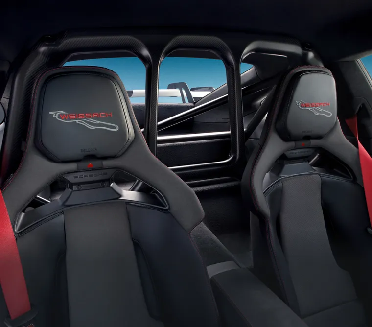 搭载魏斯阿赫组件的保时捷 911 GT3 上织纹碳纤维防滚架的图片。