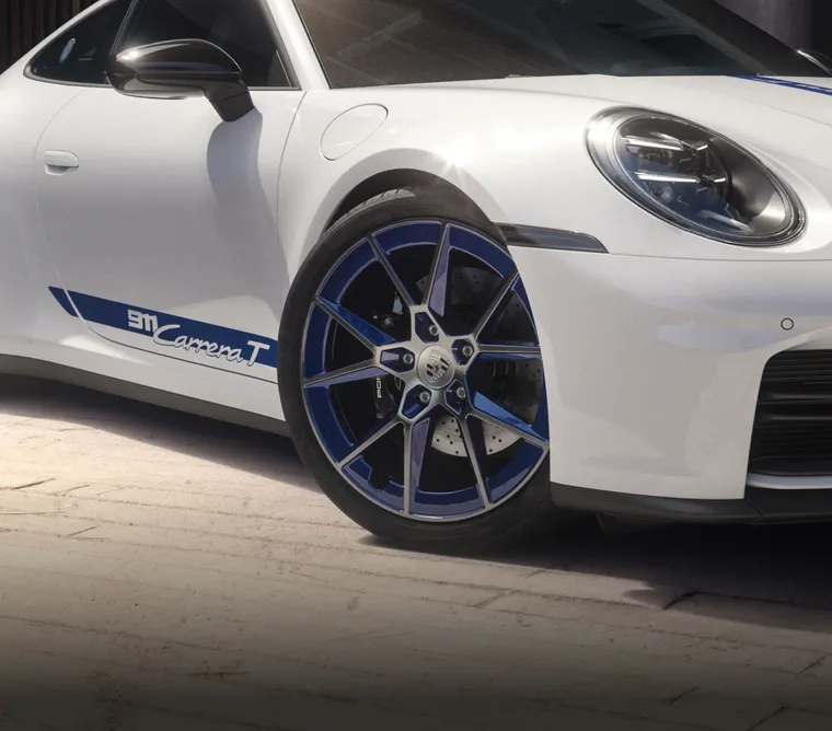 View of the front bonnet of the Porsche 911 Carrera T with exterior package.