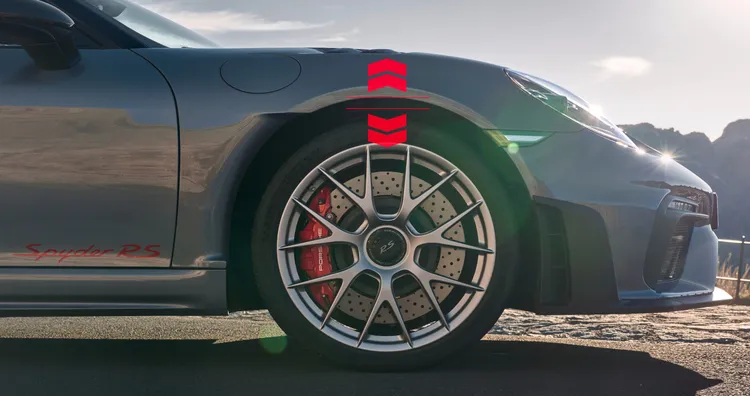 Detailansicht des Vorderrads mit aktiviertem Liftsystem beim Porsche 718 Spyder RS.