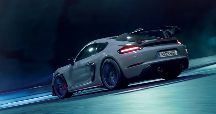 Porsche 718 Cayman GT4 RS in Arktikgrau mit Weissach-Paket fährt durch Tunnel. Blick aufs Heck.