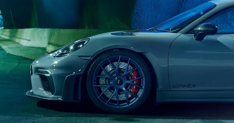 配备魏斯阿赫组件的极地灰保时捷 718 Cayman GT4 RS 在隧道中。前部侧视图。