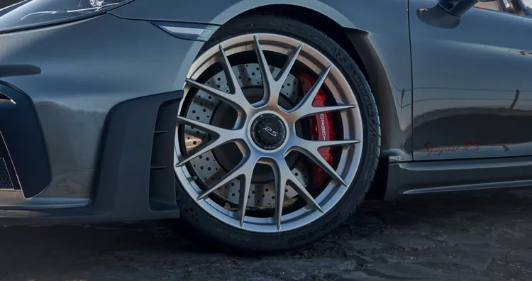 Detailansicht des Vorderrads und der Bremse beim Porsche 718 Spyder RS.