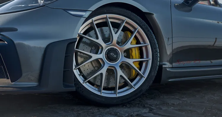 Detailansicht des Vorderrads und der Porsche Ceramic Composite Brake (PCCB) beim Porsche 718 Spyder RS.
