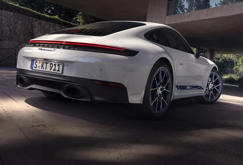 白色保时捷 911 Carrera T 从后面看的后视图