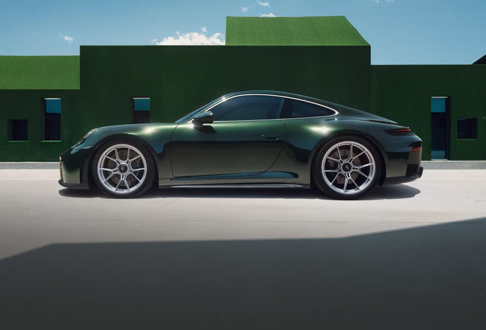 橡树绿 Neo 金属漆保时捷 911 GT3 with Touring Package 前视图和侧视图。