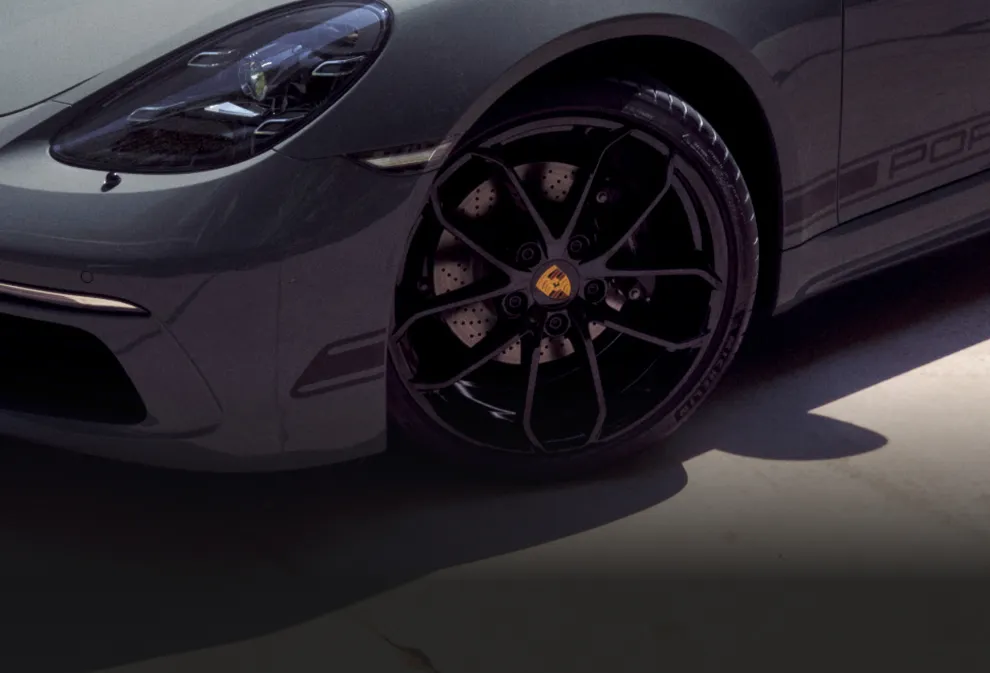 Close-up of Black 20-inch 718 Spyder wheels on the Porsche 718 Cayman Style Edition.