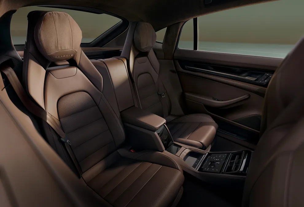 保时捷 Panamera 4 E-Hybrid 的内饰：后排独立的舒适型座椅视图