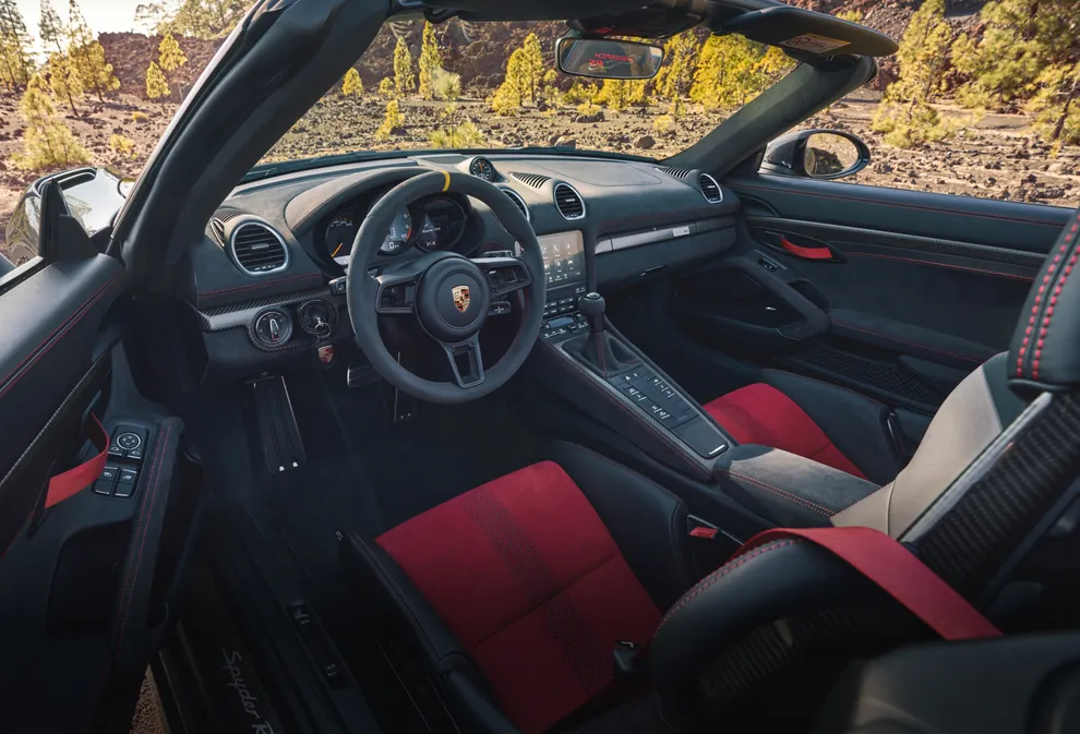 保时捷 718 Spyder RS 内饰：  完整的驾驶舱视图，驾驶员视角（软蓬敞开）。