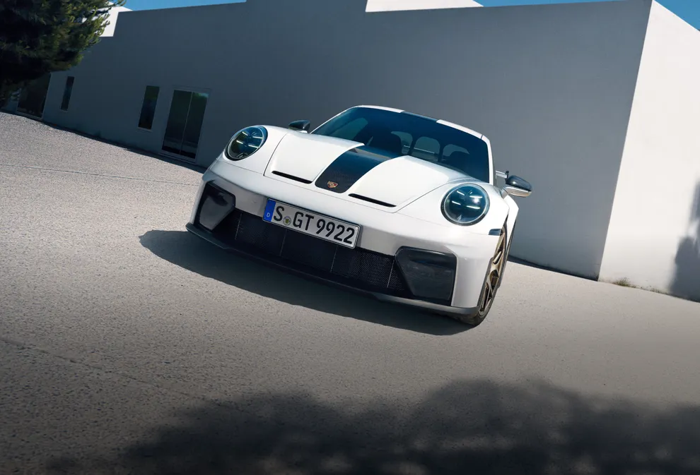 搭载魏斯阿赫组件的白色保时捷 911 GT3 正视图。