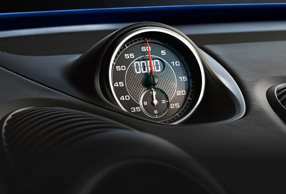 Porsche 718 Cayman interior: detailed view of the Sport Chrono stopwatch from the Sport Chrono Package.