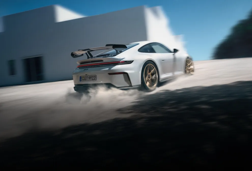 白色保时捷 911 GT3 后视图。