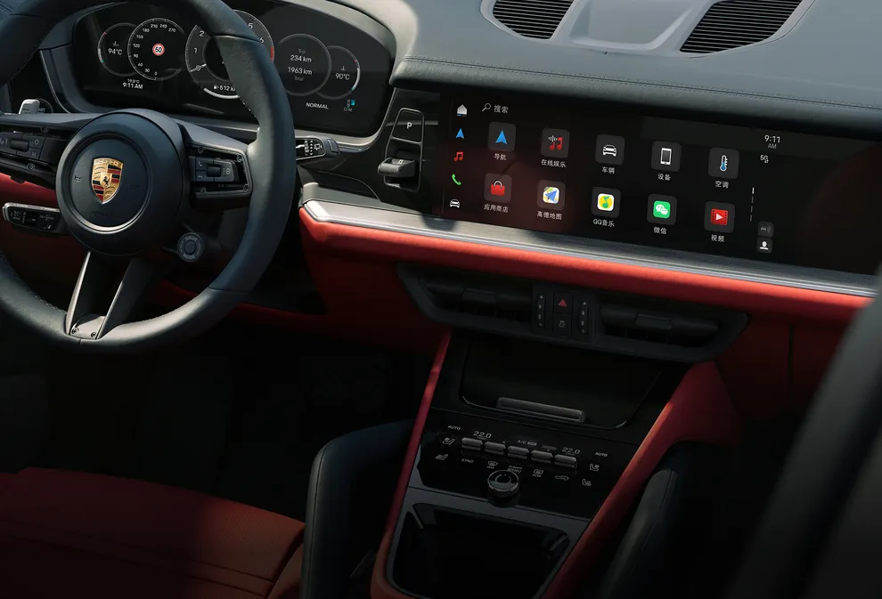 Detailed view of the PCM infotainment system and the passenger display in the Cayenne E-Hybrid Coupé.