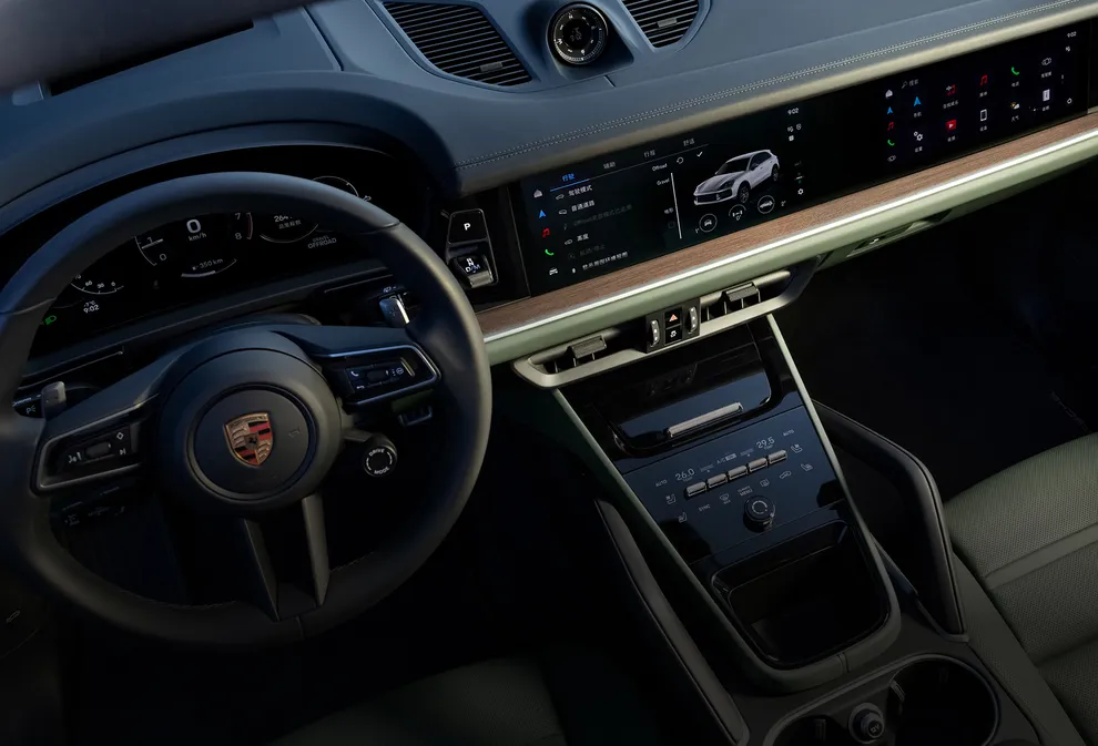 Cayenne E-Hybrid Coupé 的 PCM 信息娱乐系统和乘客显示屏细节图