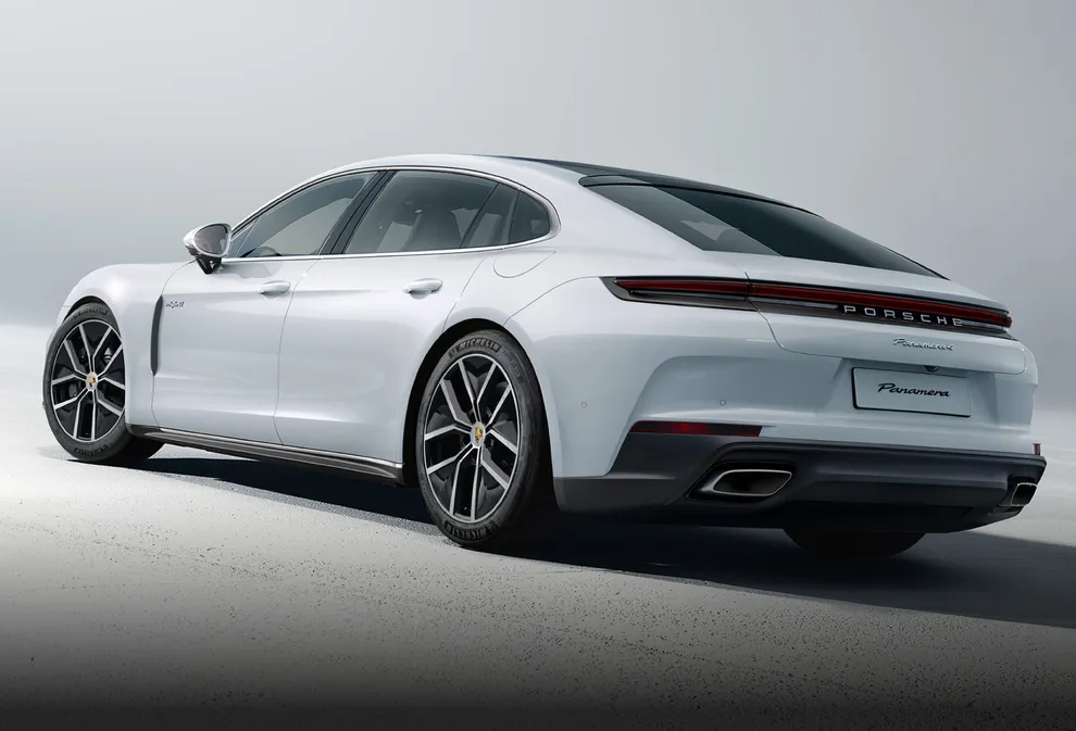 浅灰色背景下的细花白金属漆保时捷 Panamera 4 E-Hybrid 行政加长版从后面看的后侧视图