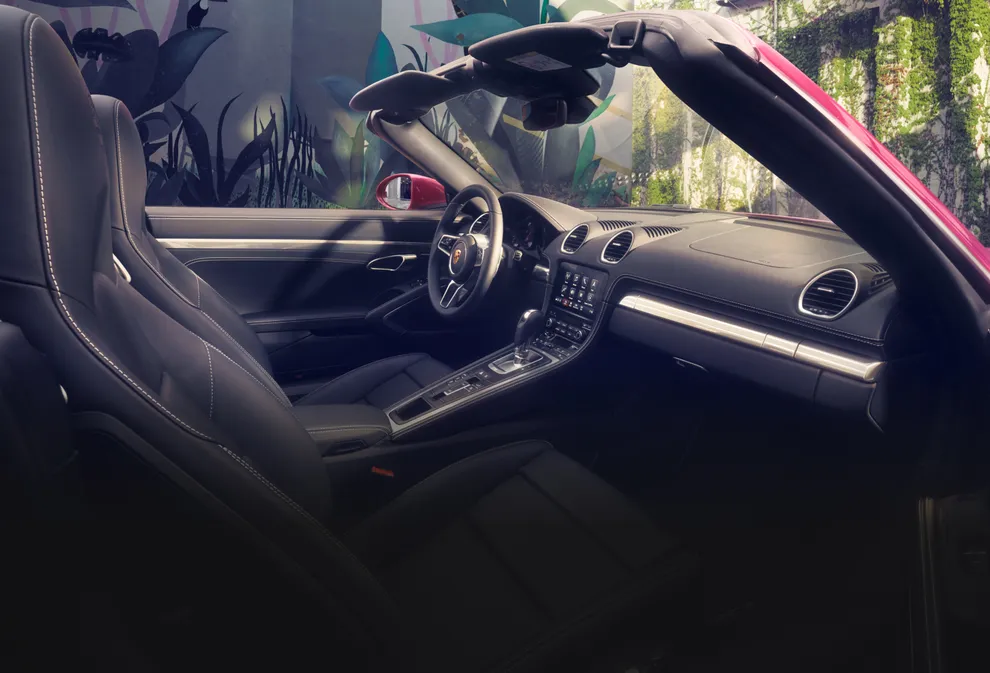 Porsche 718 Boxster Style Edition interior: view of the cockpit with Black leather upholstery and contrasting stitching in Crayon.