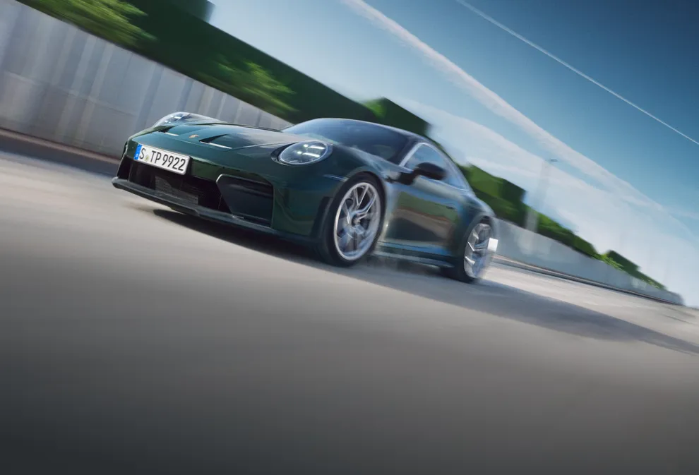 橡树绿 Neo 金属漆保时捷 911 GT3 with Touring Package 前视图和侧视图。