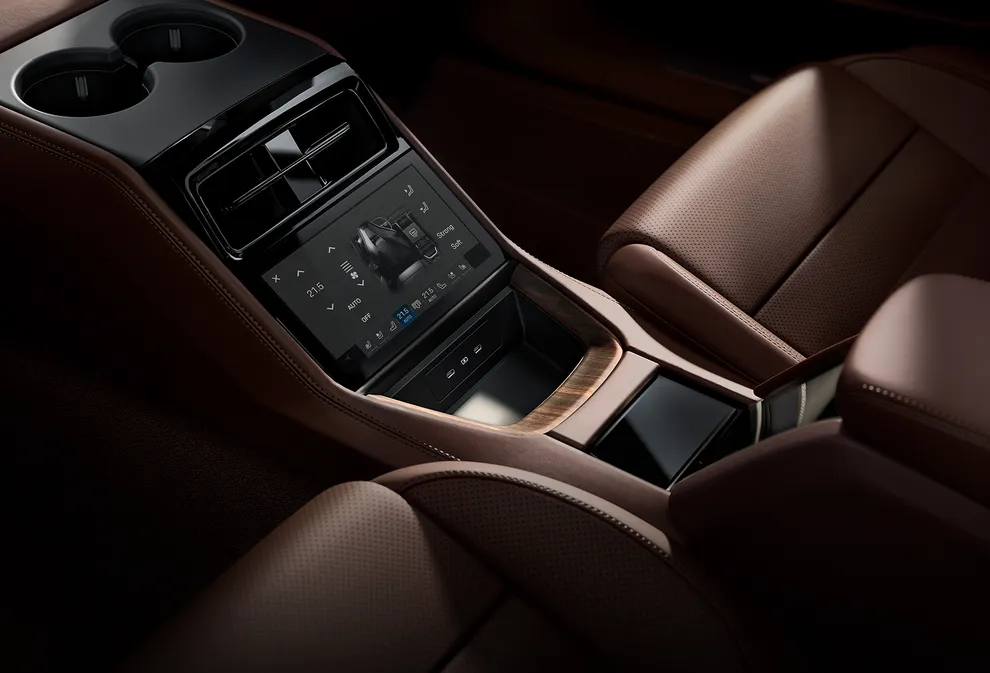 保时捷 Panamera 4 E-Hybrid 行政加长版：带触摸式显示屏的后部中控台特写