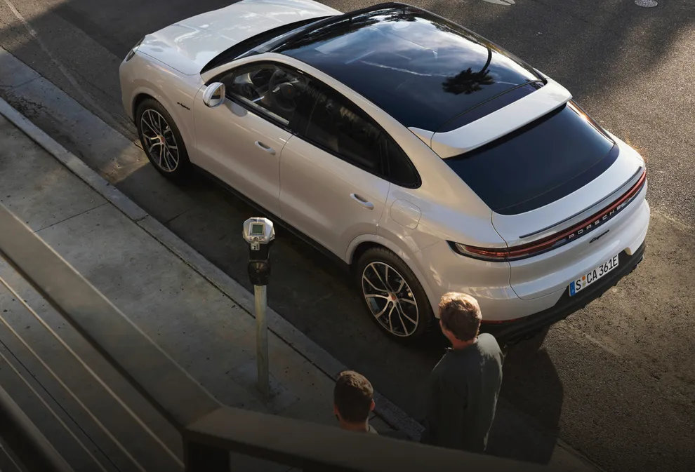 细花白金属漆保时捷 Cayenne E-Hybrid Coupé  后视图、侧视图和固定式全景玻璃天窗的俯视图