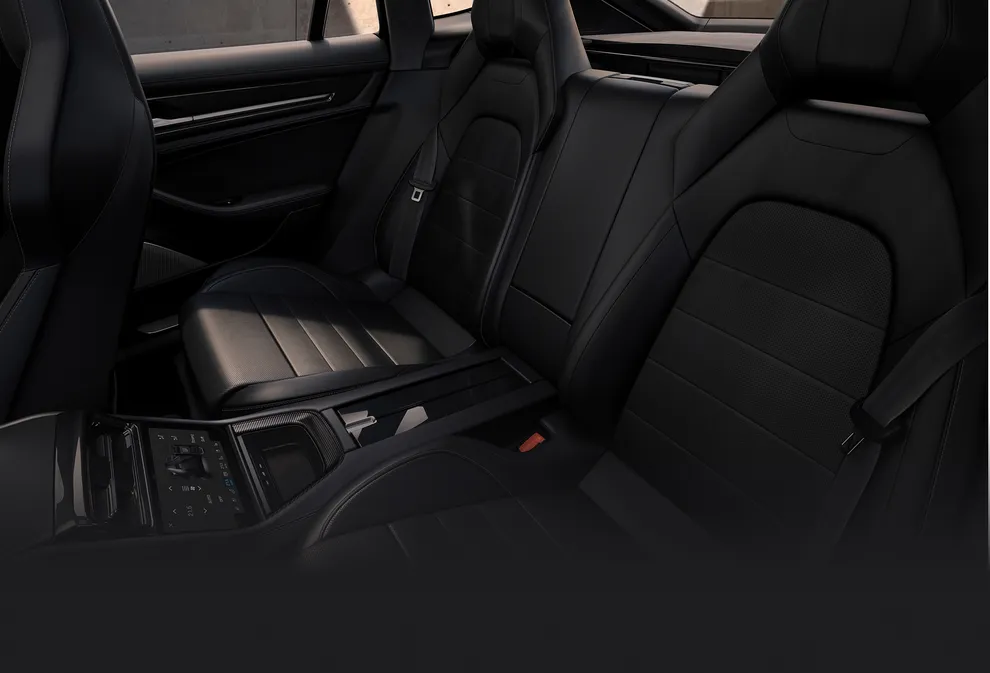 保时捷 Panamera Turbo E-Hybrid 内饰：后方后排座椅视图