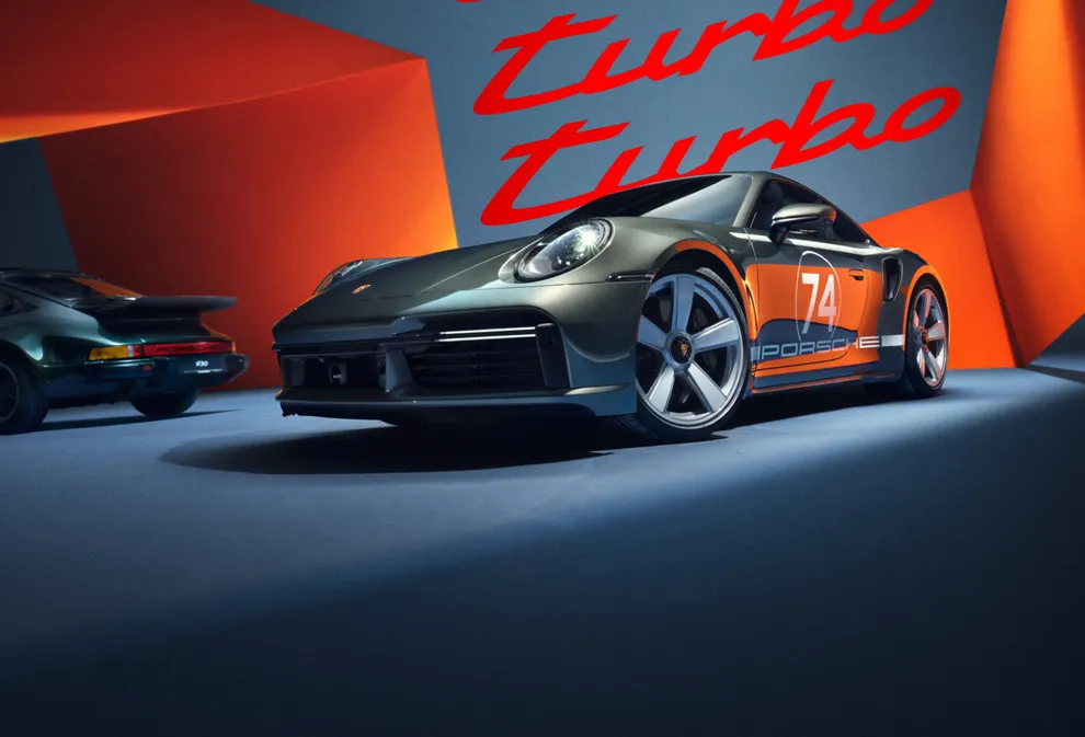 从侧面和正面展示配备 Heritage Design 组件的砂金石绿金属漆保时捷 911 Turbo 50 周年纪念版车型 