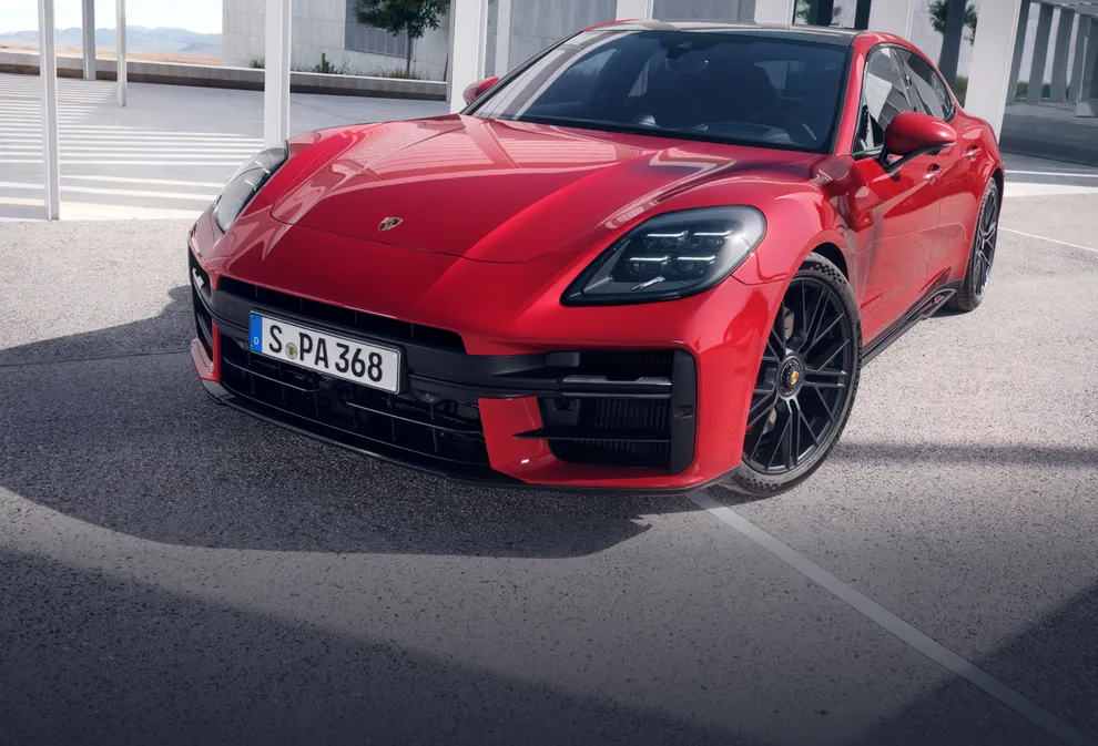 城市中的胭脂红保时捷 Panamera GTS 从前面看的前侧视图